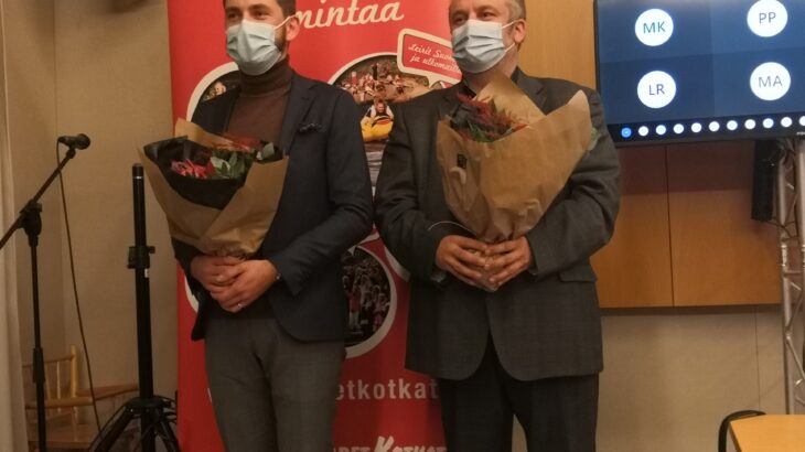 Marko Piirainen ja Miikka Lönnqvist kukkakimppujen kanssa