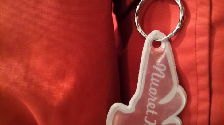 Kotkaheijastin takkiin kiinnitettynä