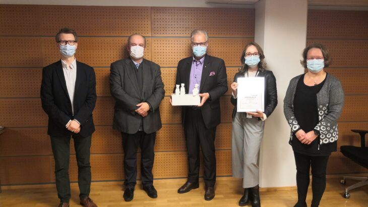 OAJ:n ja Nuorten Kotkien edustajat palkinnon kanssa