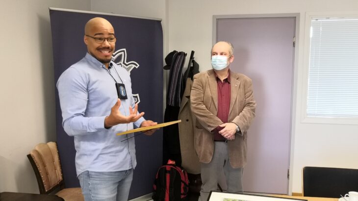 Daniel Kalejaiye kiittää palkinnosta, Marko Piirainen kuuntelee