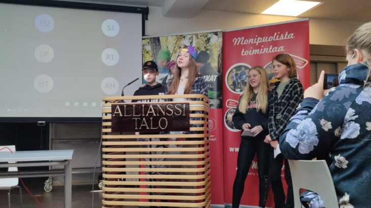 Nuorisoedustajat pitävät puhetta edustajiston kokouksessa