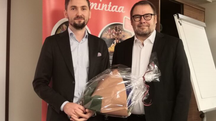 Miikka Lönnqvist ja Reijo Paananen onnittelukukat kädessään