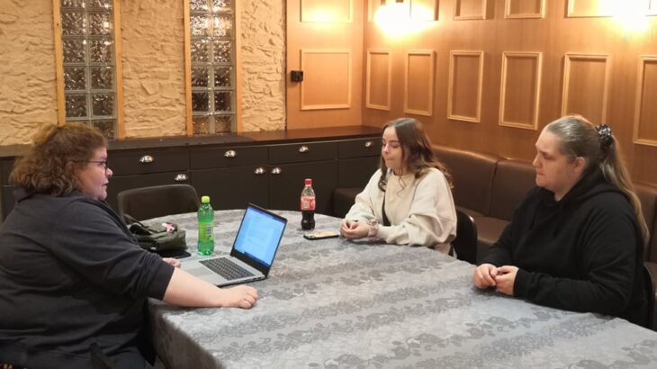 Työryhmä pitää kokousta kabinetissa.