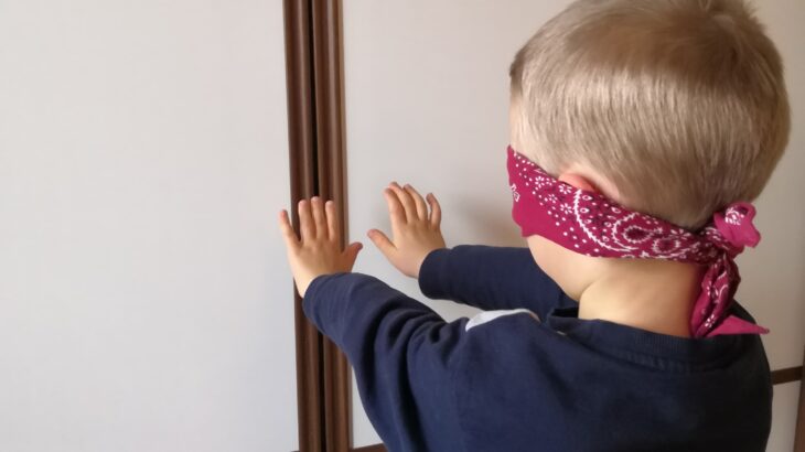 Lapsi leikkii sokkoa